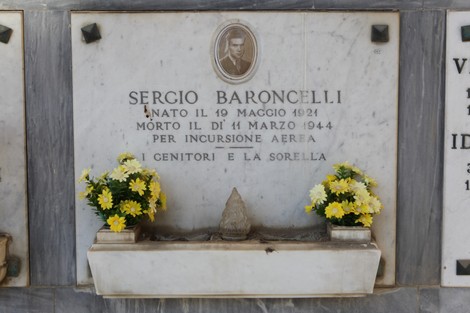 Sepolcro di Baroncelli, con lapide commemorativa e fiori, in ricordo di Sergio Baroncelli.