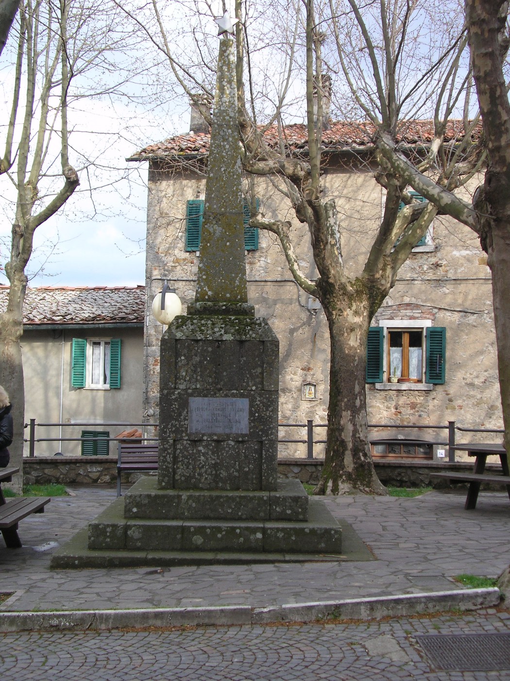 Monumento commemorativo per il decennale della Resistenza, situato in un contesto storico e naturale suggestivo.