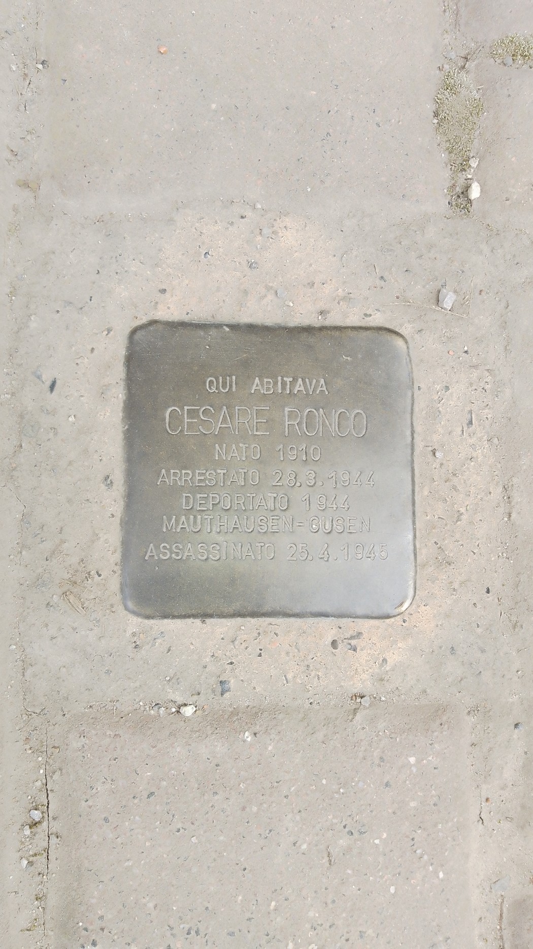 Pietra d'inciampo a Ronco in memoria di Cesare Ronco, vittima dell'Olocausto.