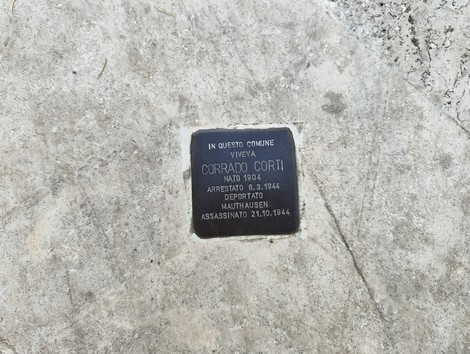 Pietra d'inciampo con nome e date in memoria di una vittima della deportazione.