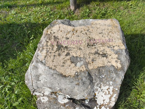 Monumento ai partigiani caduti a Monte Sabbiuno, commemorazione storica e simbolo di resistenza.