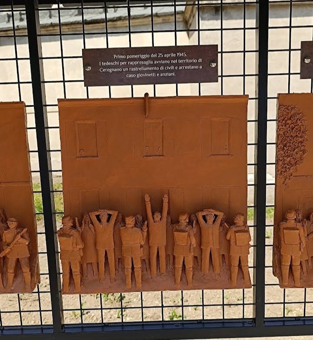 Sculture commemorative nel Giardino della Memoria che ricordano eventi storici significativi.