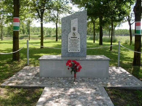 Monumento commemorativo a Malaguti e Simonazzi, immerso nel verde, con fiori freschi in ricordo.
