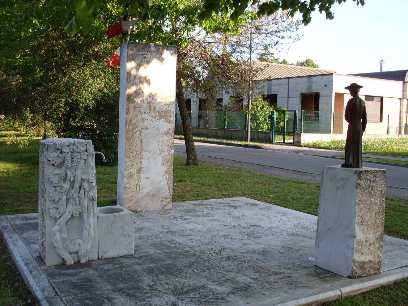 Monumento a Borghi, un'installazione artistica che celebra la storia e la cultura locale.