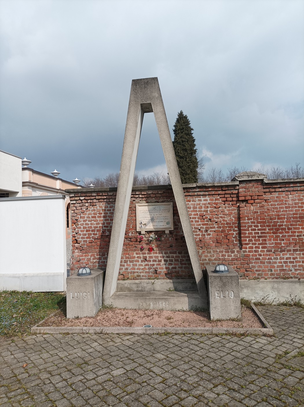Monumento commemorativo a Clerici e Zampiero, situato in un'area urbana, con struttura in cemento.