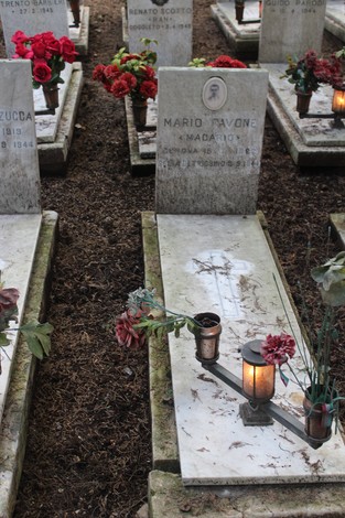 Tombe dedicate ai caduti per la Libertà, ornate da fiori e lumini commemorativi.