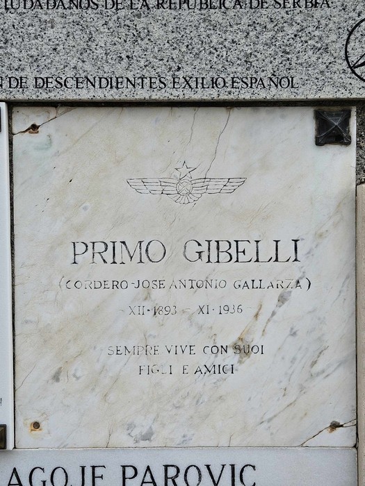 Memoriale alle Brigate Internazionali con iscrizioni commemorative su pietra.