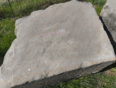 Monumento ai partigiani caduti a Monte Sabbiuno, commemorazione storica immersa nella natura.