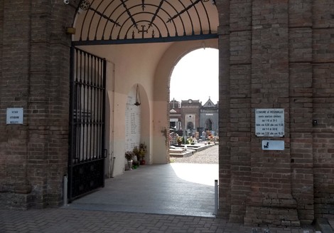 Ingresso del Monumento ai caduti di Redavalle, con vista sul cimitero e le commemorazioni ai defunti.