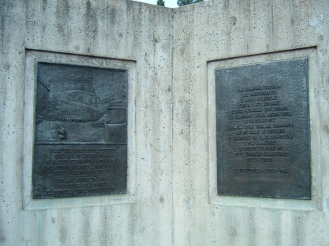 Monumenti di Castelnuovo, iscrizioni commemorative su placca, simbolo di memoria storica e cultura locale.