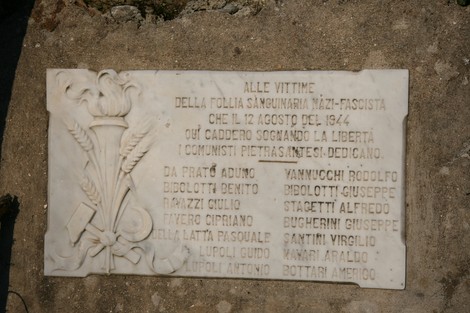Lapide commemorativa delle vittime della follia nazifascista, dedicata ai partigiani e ai martiri di Pietrasanta.