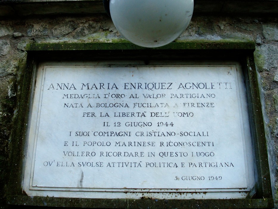 Lapide commemorativa dedicata a Anna Maria Enriquez Agnoletti, partigiana fucilata a Firenze il 12 giugno 1944.