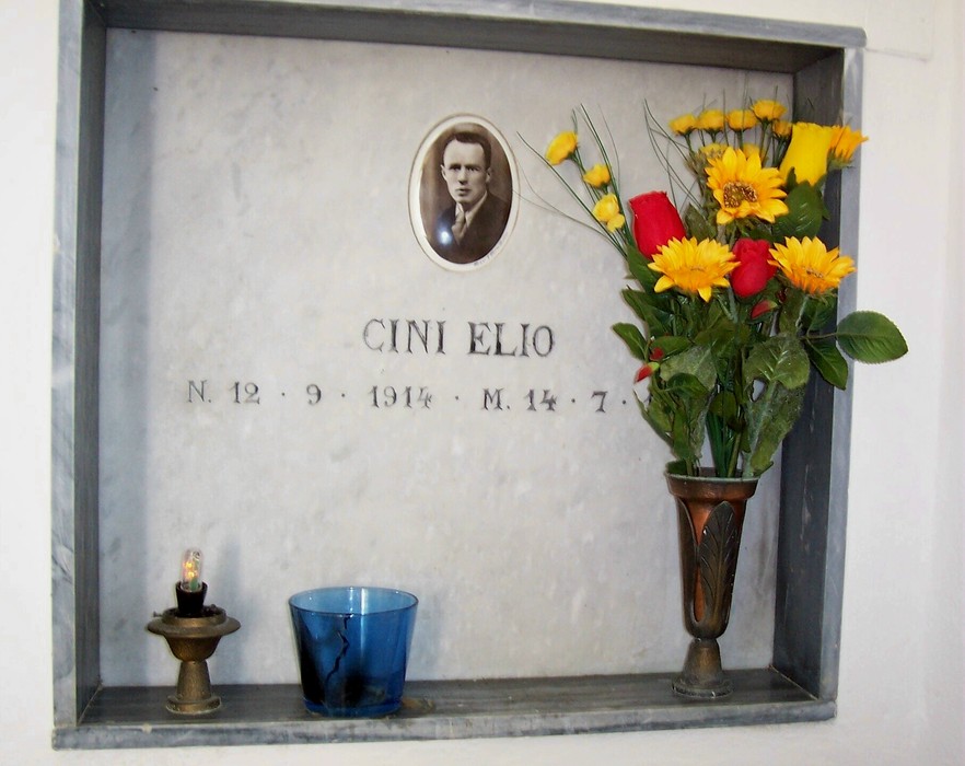 Cappella dei Caduti Partigiani con fiori e lumini in ricordo dei caduti per la libertà.