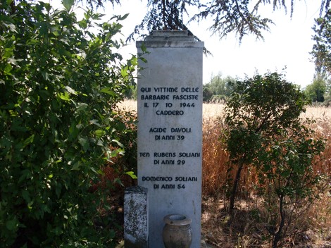 Cippo commemorativo dedicato alle vittime delle barbarie fasciste a Davoli e ai Soliani.