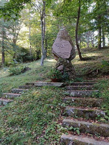 Monumento alla Resistenza di Garessio, circondato da alberi e natura, commemorativo e immerso nel verde.