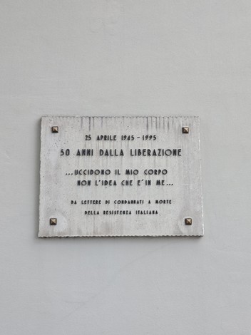 Lapide commemorativa per il 50° anniversario della Liberazione, con iscrizione evocativa.