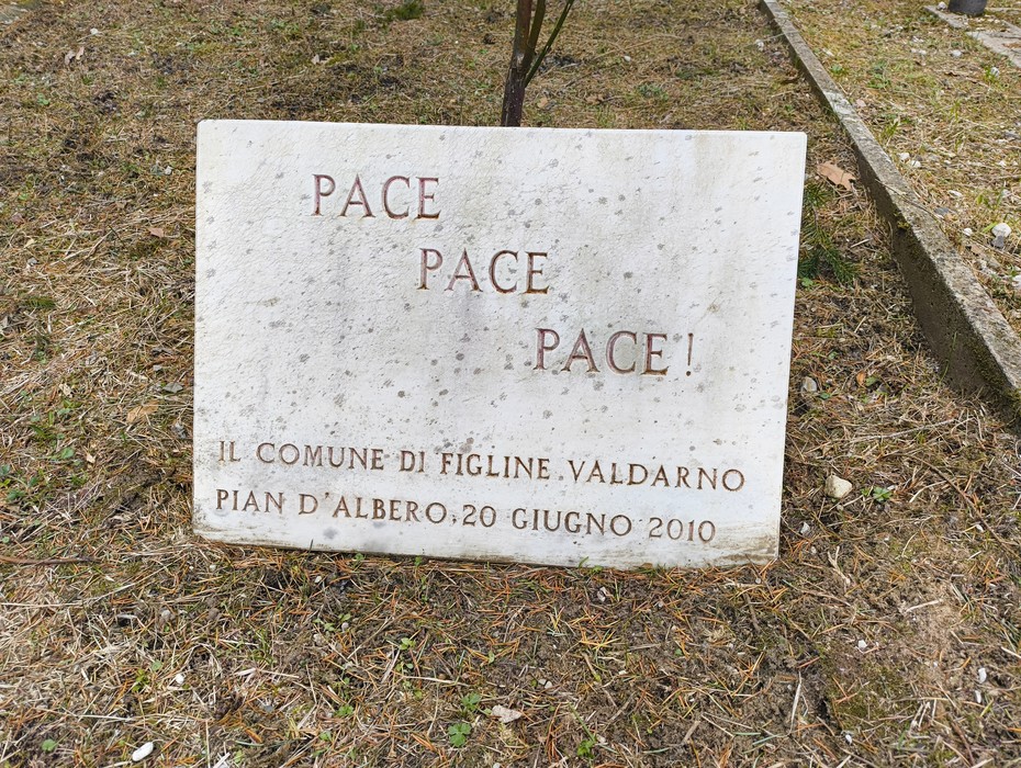 Monumento dedicato alla pace nel casolare di Pian d'Albero, Figline Valdarno, 20 giugno 2010.