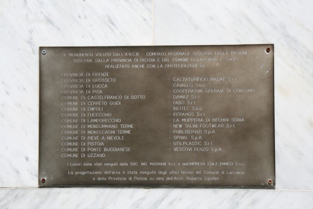 Monumento commemorativo dedicato alle vittime dell'eccidio nel Padule di Fucecchio, simbolo di memoria storica.
