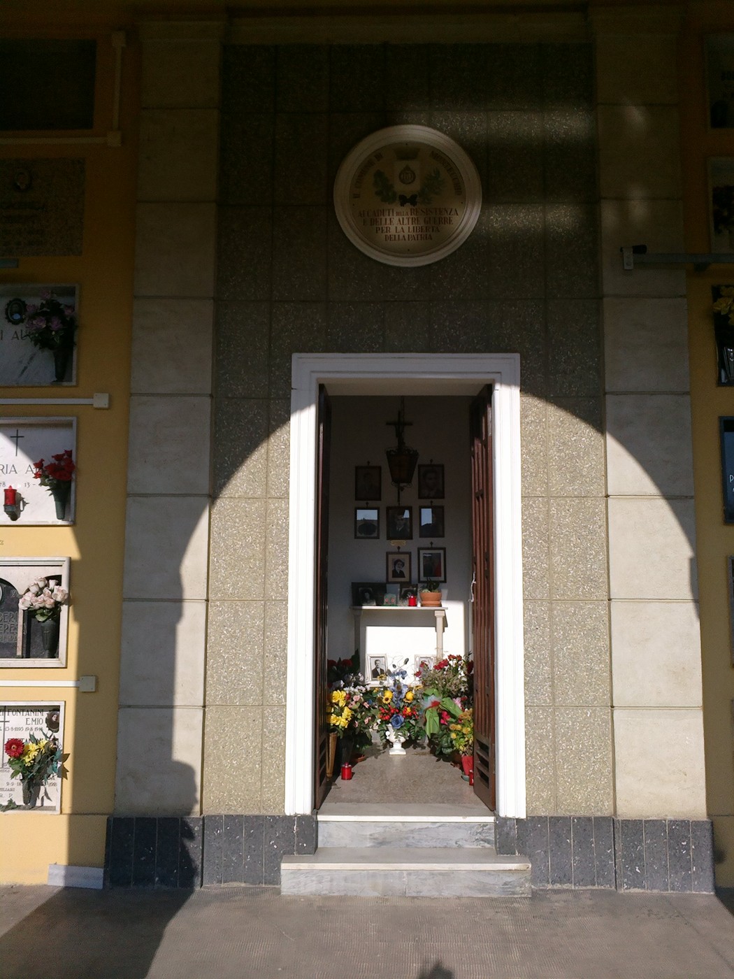 Veduta del "Sacrario dei Caduti della Resistenza di Montecchio", con dettagli architettonici e decorazioni floreali.