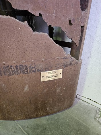 Monumento alla Shoah, struttura in metallo con dettagli corroso, simbolo di memoria e commemorazione.