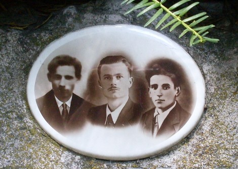 Ritratto commemorativo di Cippo ai Corradini e Giliberti con tre uomini in bianco e nero.