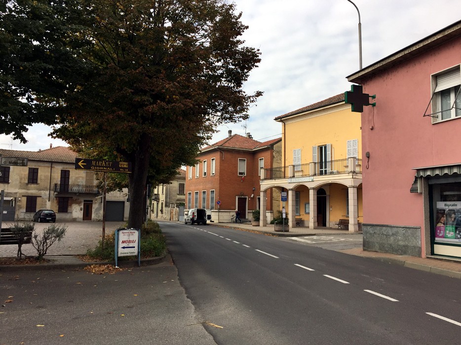 Lapide commemorativa ai caduti di Zeme, situata in un contesto urbano.