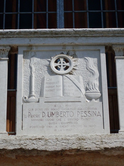 Lapide commemorativa di Don Umberto Pessina, situata a Pessina, in memoria del suo operato pastorale.