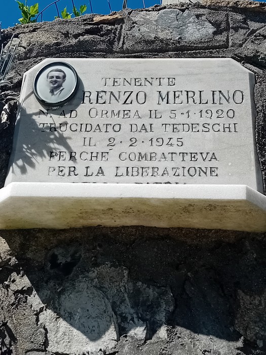 Lapide commemorativa dedicata a Lorenzo Merlino, eroe della resistenza contro l'occupazione tedesca.