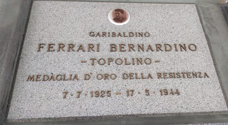 Sepolcro di Bernardino Ferrari, Medaglia d'Oro della Resistenza, commemorato con un bordo di granito.