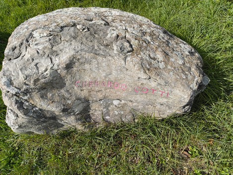 Monumento in memoria dei partigiani caduti, situato a Monte Sabbiuno, circondato da un paesaggio naturale.