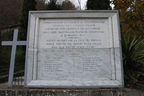 Lapide commemorativa ai martiri di Cicchetti, in ricordo delle vittime del regime nazifascista.