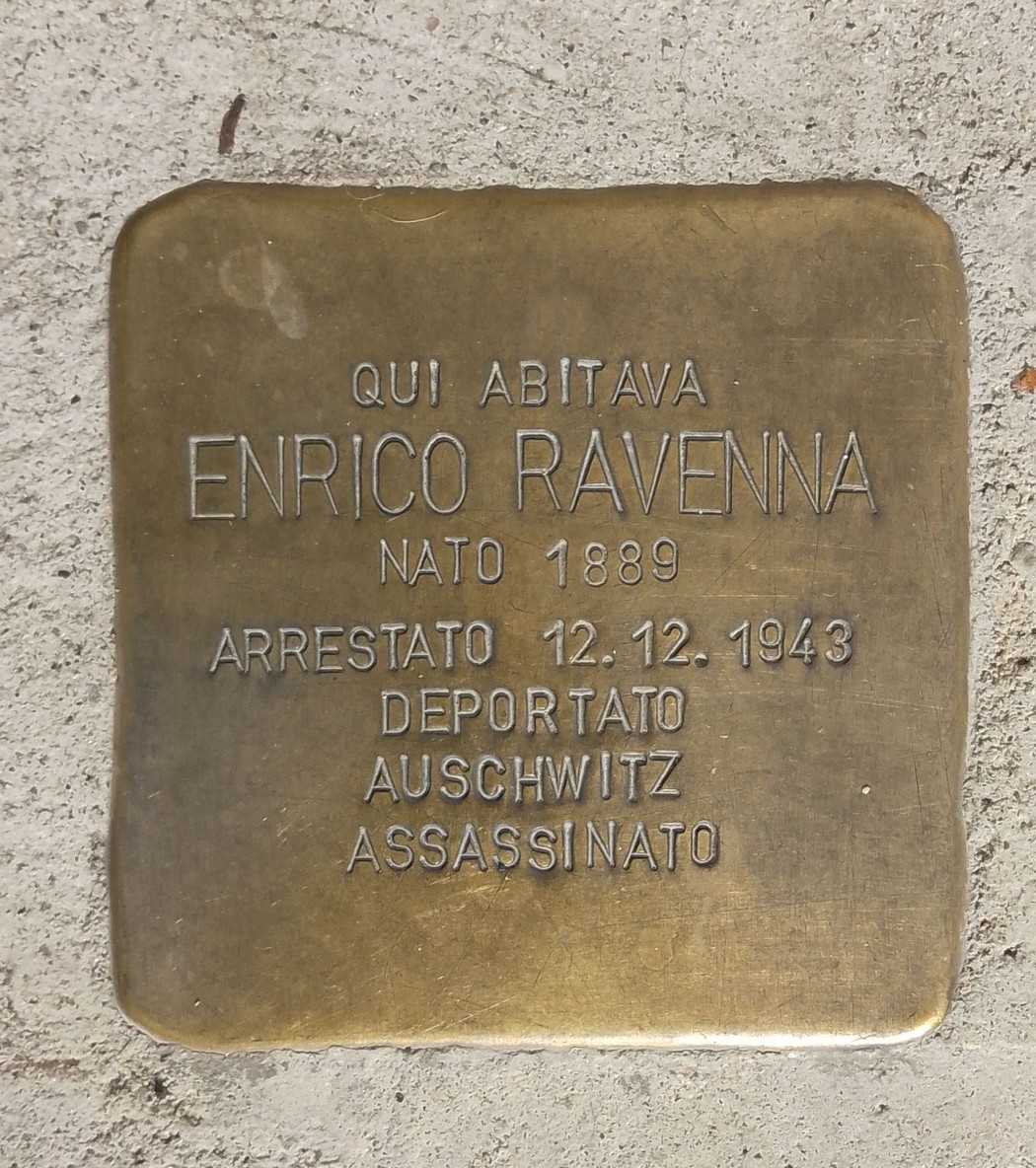 Pietra d'inciampo dedicata a Enrico Ravenna, vittima della Shoah, installata in memoria della sua storia.