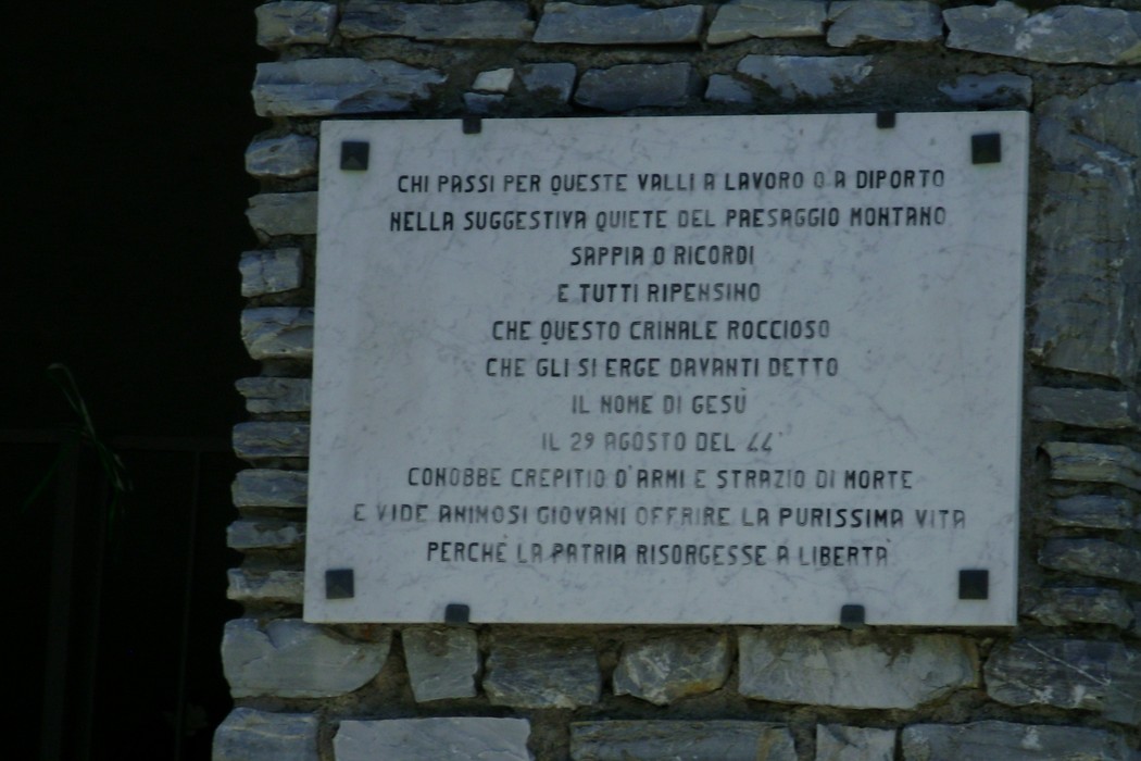 Cappella del Gruppo Valanga, luogo di memoria e meditazione immerso nel suggestivo paesaggio montano.