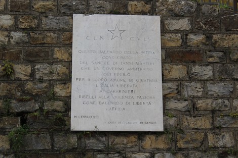 Lapide commemorativa ai fucilati al Forte San Giuliano, in memoria della lotta per la libertà.
