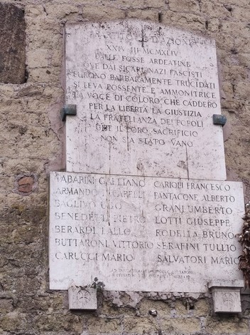 Lapide commemorativa ai caduti del Partito d'Azione, onore a chi combatté per libertà e giustizia.