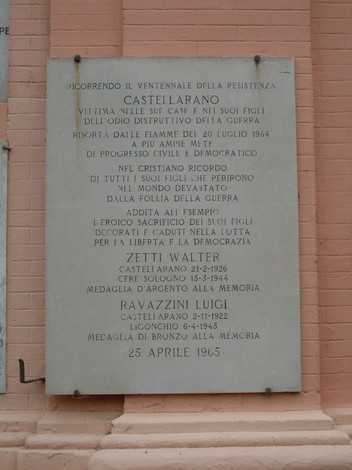Lapidi commemorative ai caduti di Castellarano, omaggio alla memoria e alla resistenza durante la Seconda Guerra Mondiale.