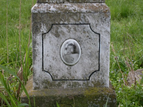 Cippo dedicato a un partigiano ignoto, con affresco caratteristico e dettagli in pietra.