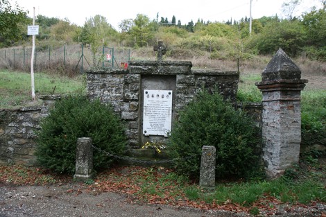 Monumento de "La Speranza": memoriale in pietra circondato da vegetazione, simbolo di commemorazione e riflessione.