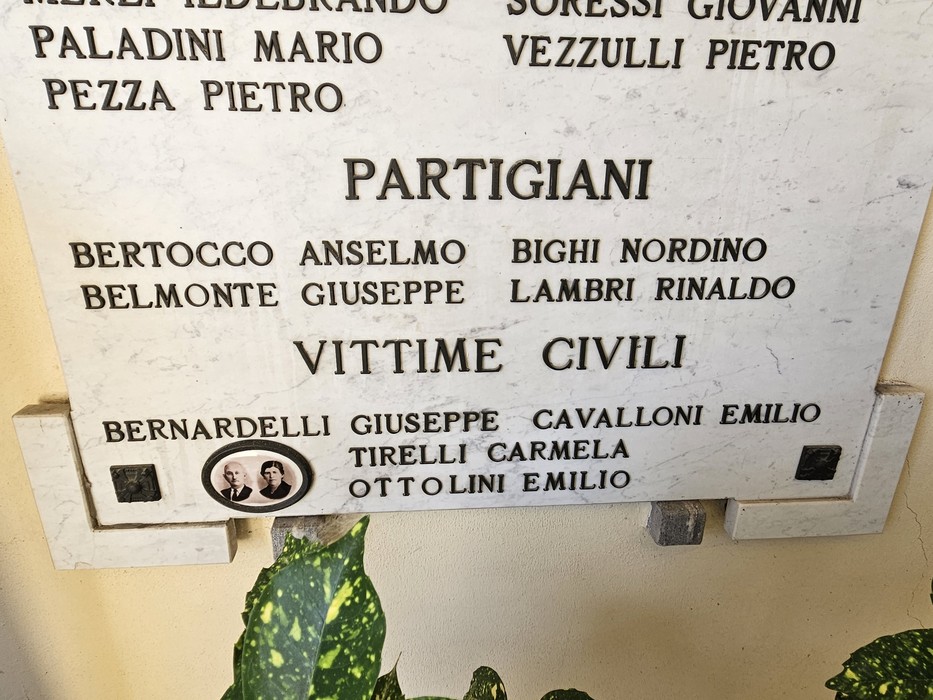 Lapidi commemorative ai caduti di San Rocco al Porto, con nomi di partigiani e vittime civili.