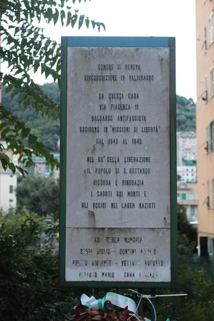 Lapide commemorativa dedicata ai partigiani, situata a San Gottardo, con importanti riferimenti storici.