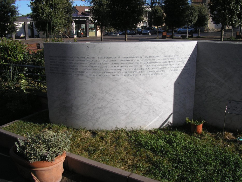 Monumento ai caduti con lapide in marmo dedicata ai sacrifici di guerrieri e soldati.