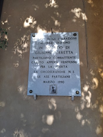 Lapide commemorativa a Giuseppe Berretta, partigiano caduto per la libertà nel 1945.