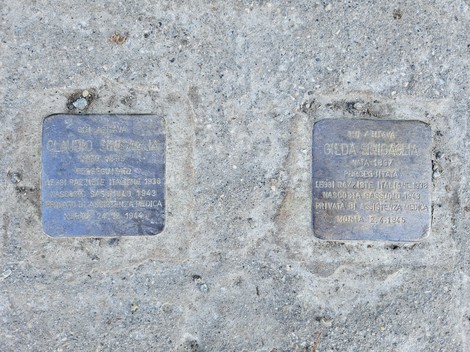 Pietre d'inciampo dedicate a Gilda Sinigaglia e Claudio Sinigaglia, ricordando le loro vite e sofferenze.
