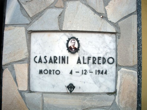 Lapide commemorativa di Alfredo Casarini, in memoria della sua morte avvenuta il 4 dicembre 1944.