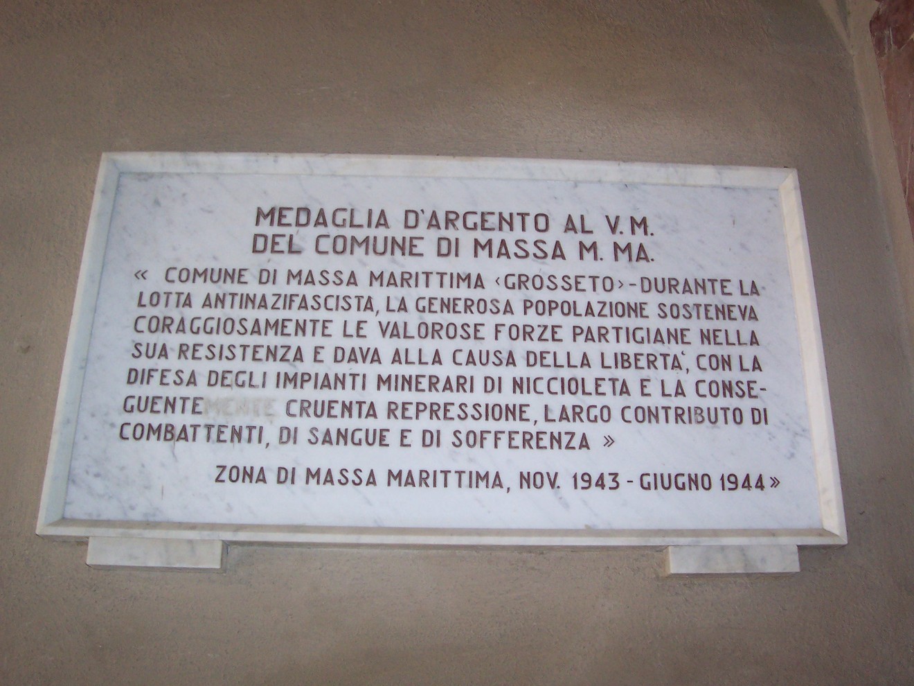Lapide commemorativa per il conferimento della Medaglia d'Oro al Comune di Massa Marittima.