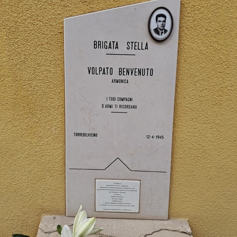 Lapide commemorativa dedicata a Volpato Benvenuto, con foto e iscrizione in ricordo della Brigata Stella.