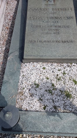 Sepolcro di Battelli e Tremolandi, caratterizzato da lapide in pietra e decorazione minimalista, situato in un cimitero.