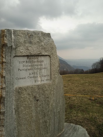 Monumento dedicato ai partigiani georgiani, situato in un paesaggio montano. Ambiance storica e naturale.