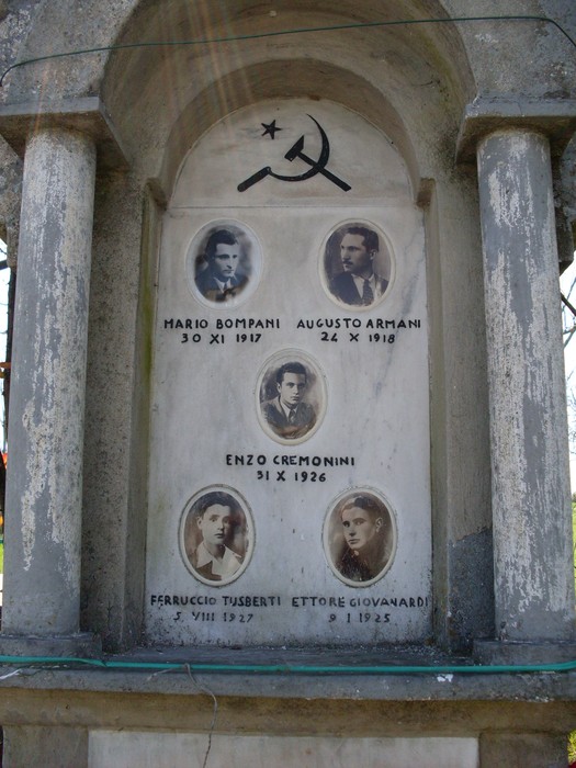 Monumento commemorativo dedicato a Mario Bompani e altri, con ritratti e date di nascita e morte.