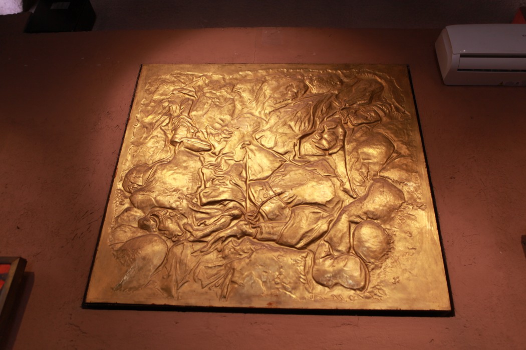 Lapidi del Mausoleo delle Fosse Ardeatine, monumento commemorativo con rilievi dorati.